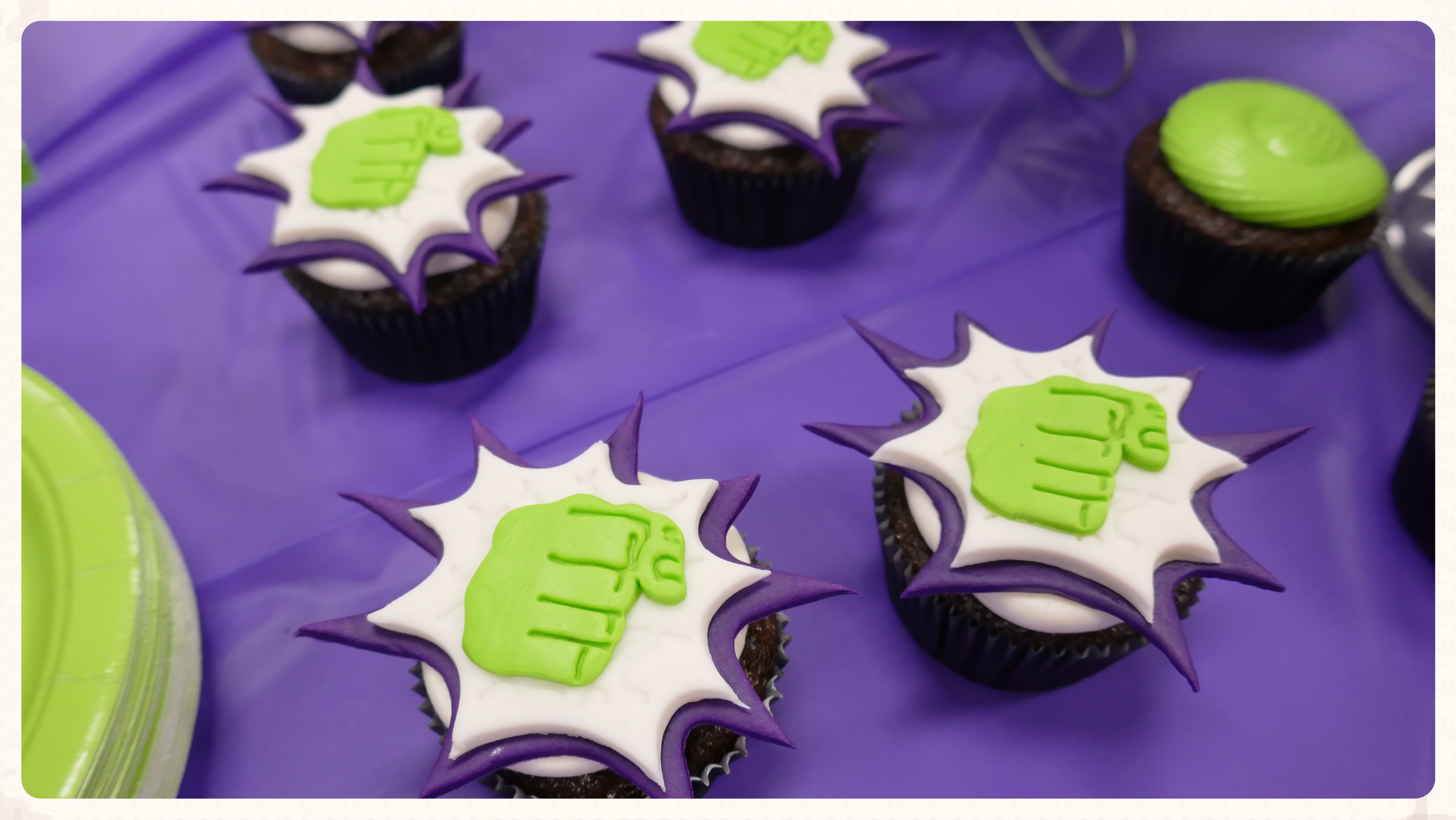 Hulk Smash cupcake display