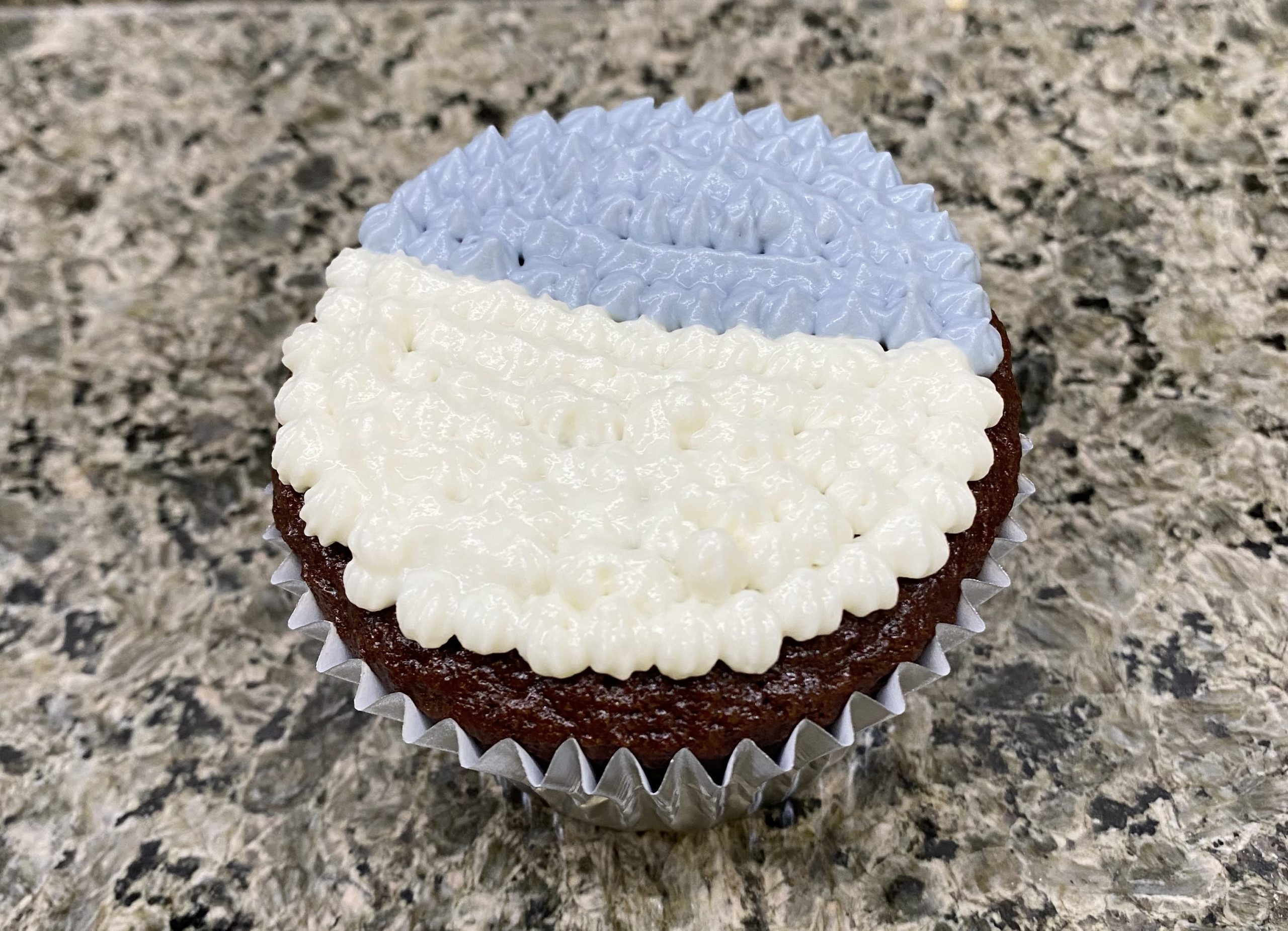 r2d2 cupcake