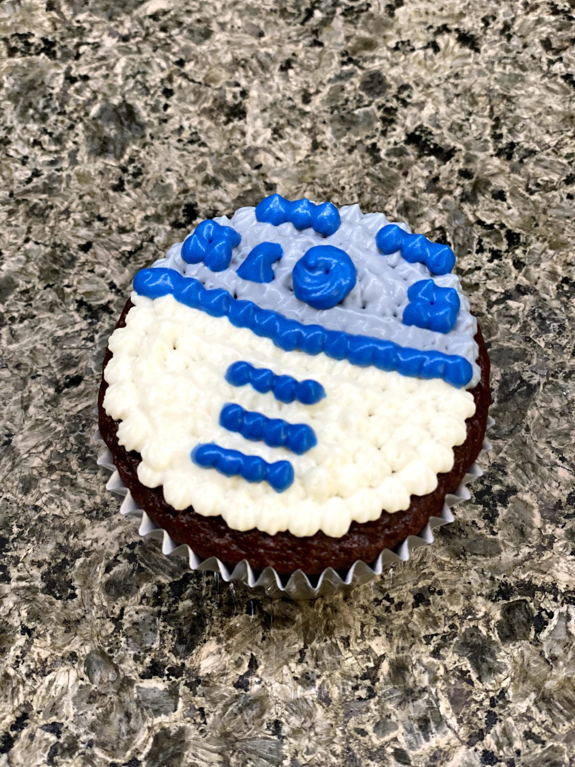 r2d2 cupcake