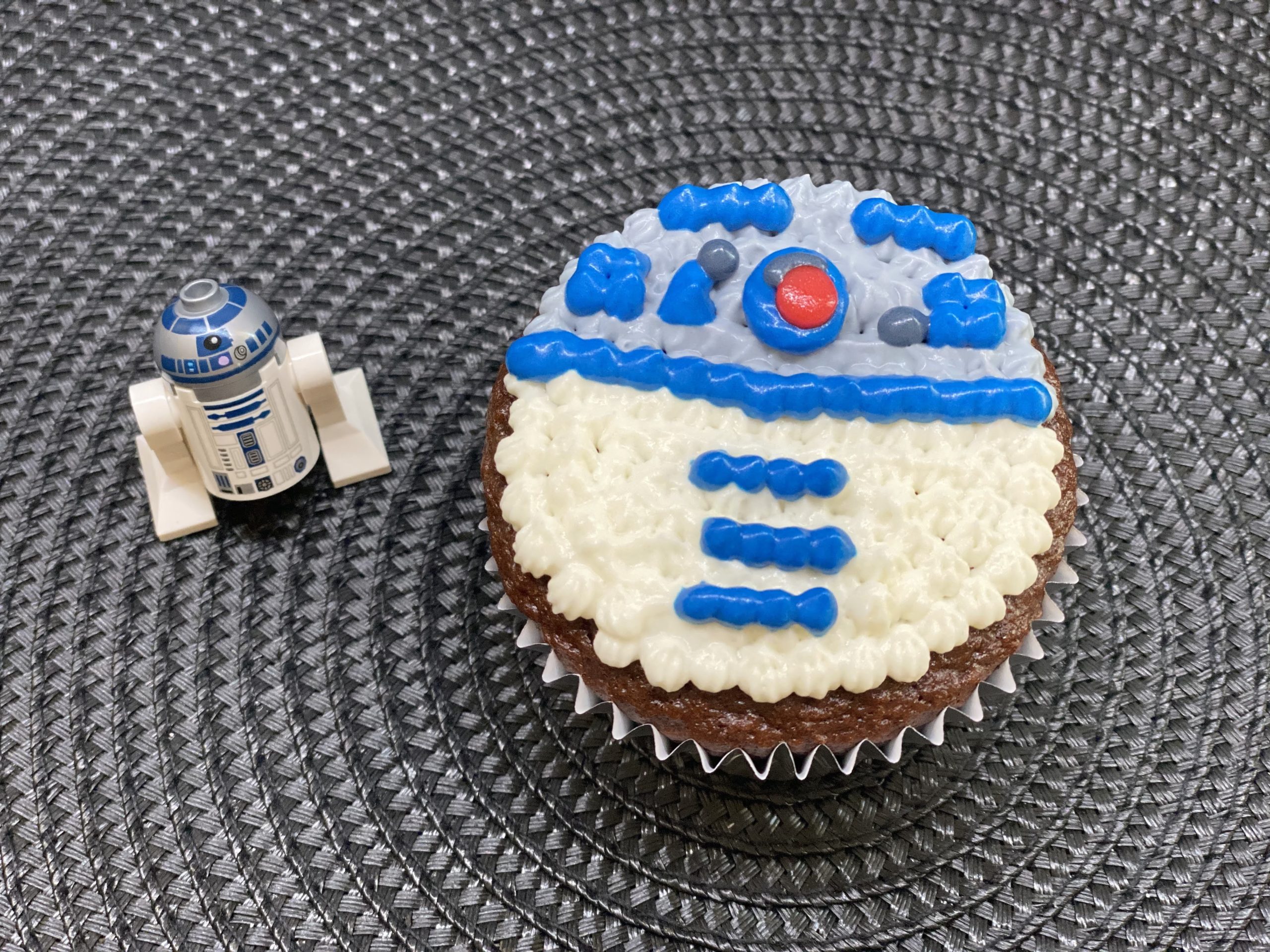 Online R2D2 Star Wars Chocolate Cake Gift Delivery in UAE - FNP